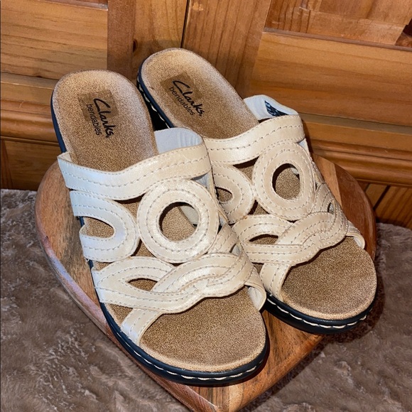 Clarks Women's Taupe Bendable Sandal Size 9 - Picture 1 of 8